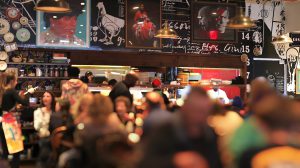 چگونه رستوران ها از ترندها بدون آسیب به هویت برند استفاده کنند؟